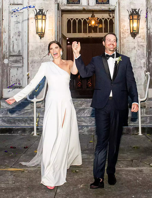 Robe de mariée asymétrique en satin blanc avec manches