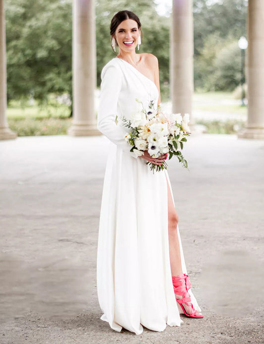 Robe de mariée asymétrique en satin blanc avec manches