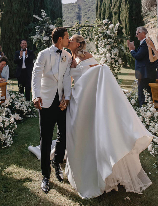 Robe de mariée en satin à épaules découvertes