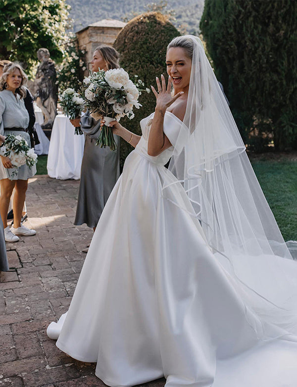 Robe de mariée en satin à épaules découvertes