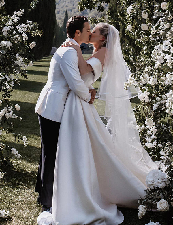 Robe de mariée en satin à épaules découvertes