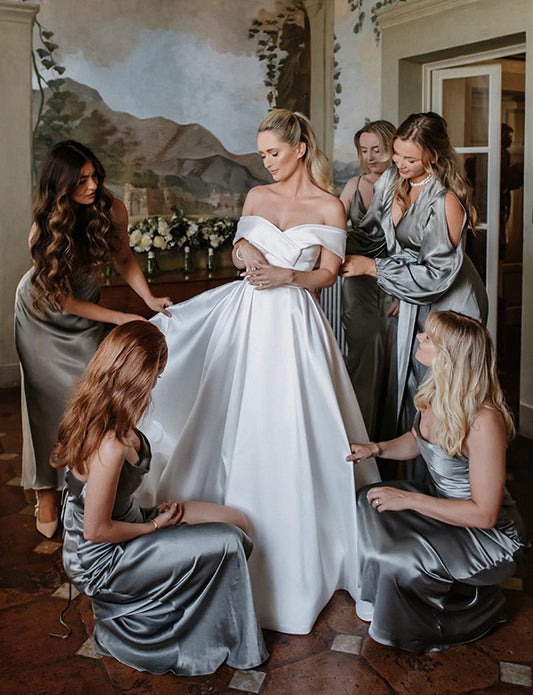 Robe de mariée en satin à épaules découvertes