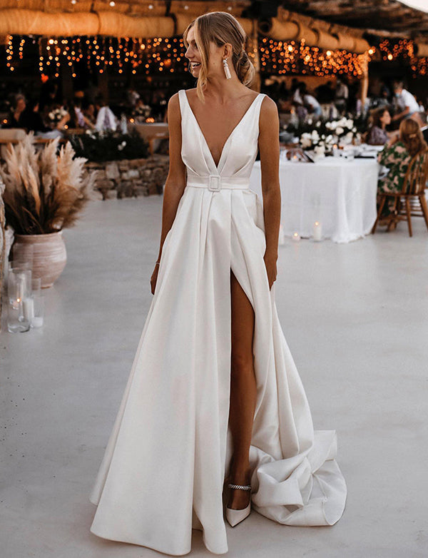 Robe de mariée en satin à col en V profond et fendu