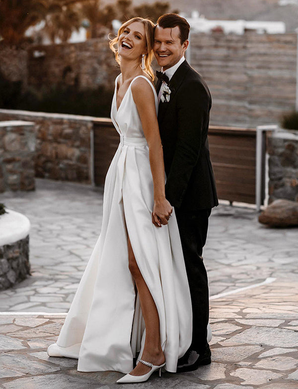 Robe de mariée en satin à col en V profond et fendu