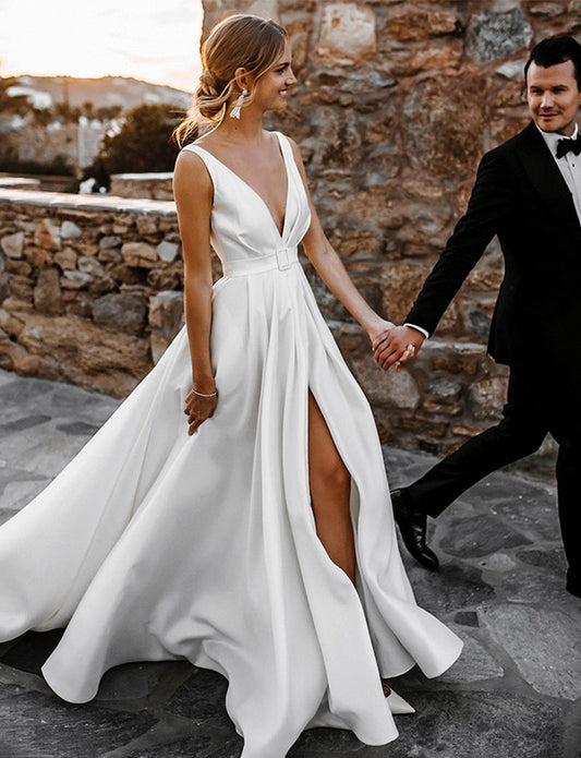 Robe de mariée en satin à col en V profond et fendu